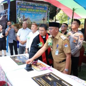 Bupati Oskar Manoppo Resmikan Gereja Filadelfia dan Pastori di Tombolikat