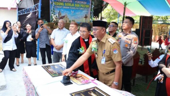 Bupati Oskar Manoppo Resmikan Gereja Filadelfia dan Pastori di Tombolikat