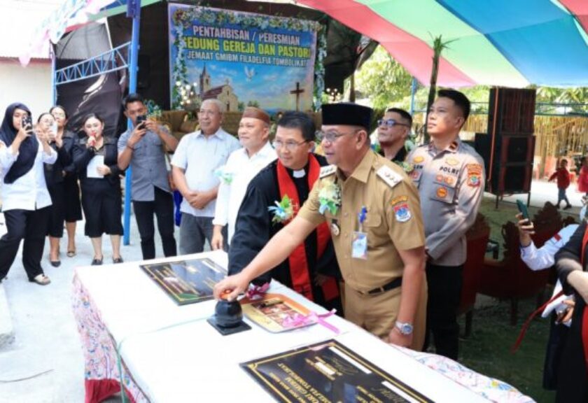 Bupati Oskar Manoppo Resmikan Gereja Filadelfia dan Pastori di Tombolikat