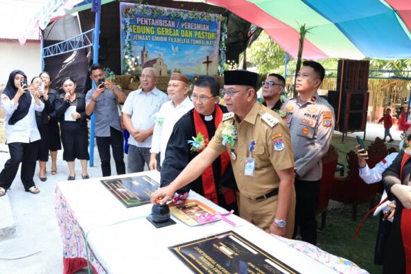 Bupati Oskar Manoppo Resmikan Gereja Filadelfia dan Pastori di Tombolikat