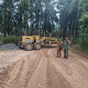 Satgas TMMD Ke-130 Kodim 0209/LB Kebut Pengerasan Jalan 1.700 Meter di Desa Aek Batu Torgamba
