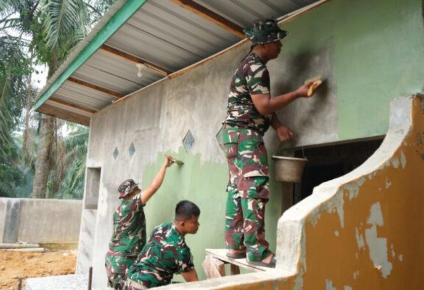 Satgas TMMD ke-130 Kodim 0209/Labuhanbatu Perindah Fasilitas MCK Gereja GKPI Cikampak