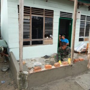 Satgas TMMD ke-130 Kodim 0209/Labuhanbatu Benahi Teras Rumah Ibu Dirima Boru Marbun