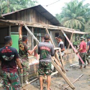 Satgas TMMD ke-130 Kodim 0209/Labuhanbatu Lanjutkan Renovasi Rumah Tukirin di Dusun Wonosari
