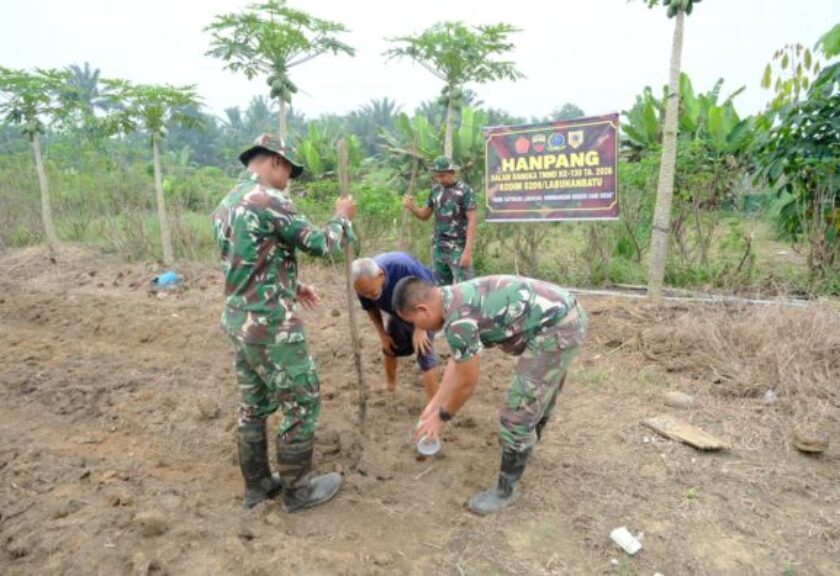 Satgas TMMD ke-130 Kodim 0209/Labuhanbatu Bersama Masyarakat Tanam Bibit untuk Perkuat Ketahanan Pangan