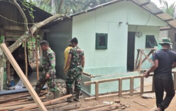 Wujudkan Impian Hunian Layak, Satgas TMMD ke-130 Kodim 0209/LB Bangun Rumah Tukirin