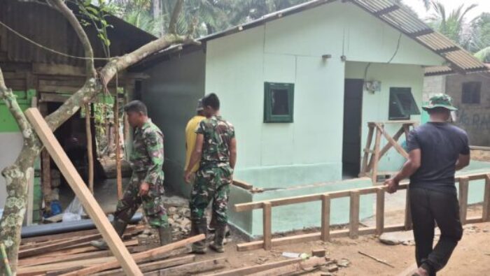 Wujudkan Impian Hunian Layak, Satgas TMMD ke-130 Kodim 0209/LB Bangun Rumah Tukirin