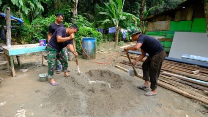 Dari Tanah Menjadi Semen, Rumah Tukirin Perlahan Berubah Berkat TMMD ke-130 Kodim 0209/LB