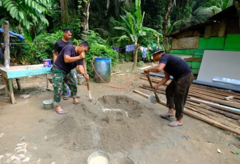 Dari Tanah Menjadi Semen, Rumah Tukirin Perlahan Berubah Berkat TMMD ke-130 Kodim 0209/LB