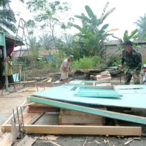 Puing Rumah Lama Jadi Awal Kebahagiaan Baru Suroto Bersama Satgas TMMD ke-130 Kodim 0209/LB