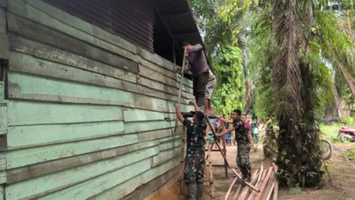 Rumah Edi Harahap Mulai Dibongkar, TMMD ke-130 Hadirkan Asa Baru bagi Keluarga