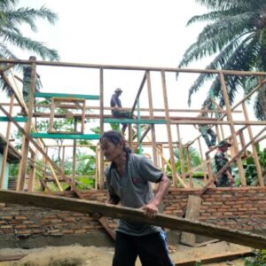 Demi Rumah yang Lebih Layak, Pak Suroto Rela Berbagi Tenaga Bersama Satgas TMMD ke-130
