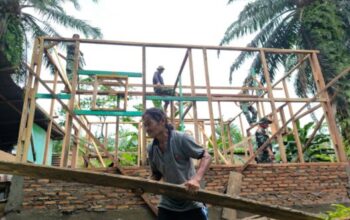 Demi Rumah yang Lebih Layak, Pak Suroto Rela Berbagi Tenaga Bersama Satgas TMMD ke-130