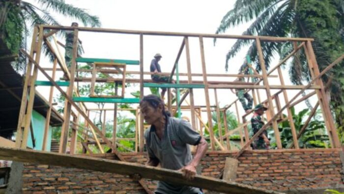 Demi Rumah yang Lebih Layak, Pak Suroto Rela Berbagi Tenaga Bersama Satgas TMMD ke-130
