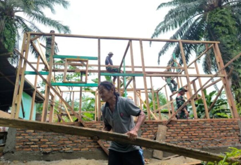 Demi Rumah yang Lebih Layak, Pak Suroto Rela Berbagi Tenaga Bersama Satgas TMMD ke-130