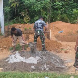 Wujudkan Kepedulian kepada Masyarakat, Satgas TMMD ke-130 Kodim 0209/Labuhanbatu Bangun MCK Umum