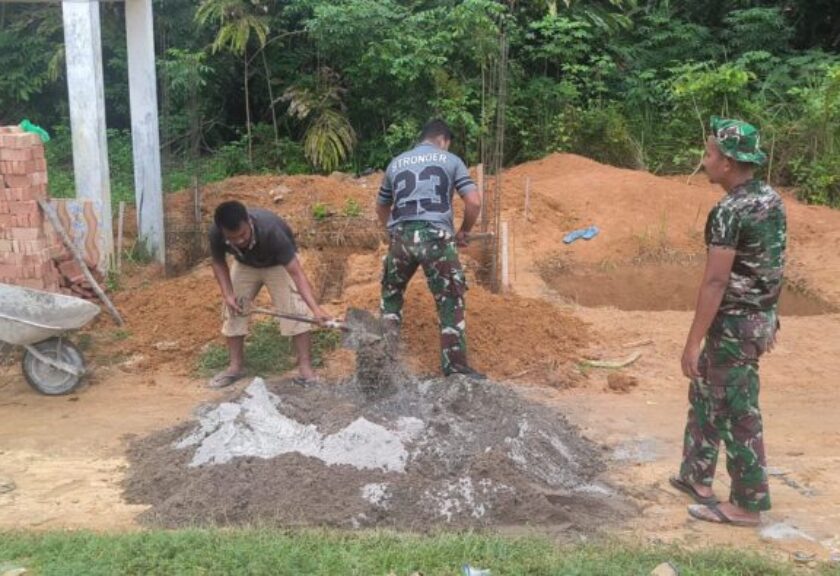 Wujudkan Kepedulian kepada Masyarakat, Satgas TMMD ke-130 Kodim 0209/Labuhanbatu Bangun MCK Umum