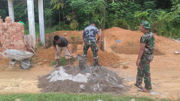 Wujudkan Kepedulian kepada Masyarakat, Satgas TMMD ke-130 Kodim 0209/Labuhanbatu Bangun MCK Umum