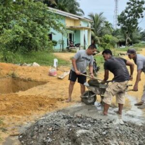 Satgas TMMD ke-130 Kodim 0209/Labuhanbatu Fokus Pengecoran Pondasi MCK demi Fasilitas yang Kokoh