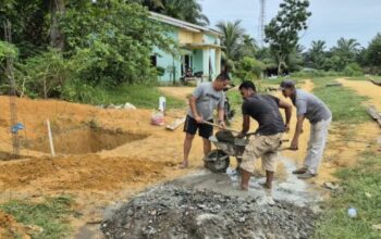 Satgas TMMD ke-130 Kodim 0209/Labuhanbatu Fokus Pengecoran Pondasi MCK demi Fasilitas yang Kokoh