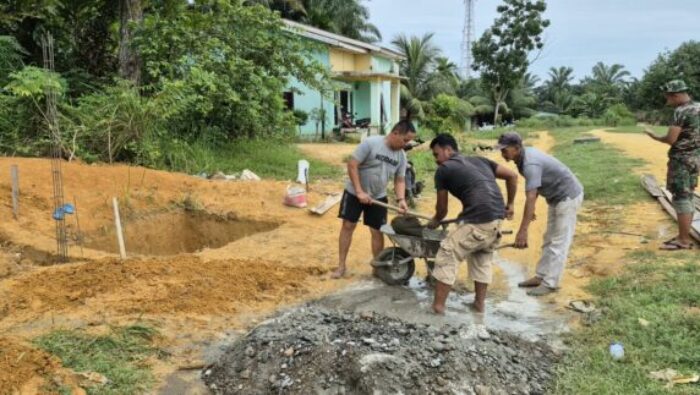 Satgas TMMD ke-130 Kodim 0209/Labuhanbatu Fokus Pengecoran Pondasi MCK demi Fasilitas yang Kokoh