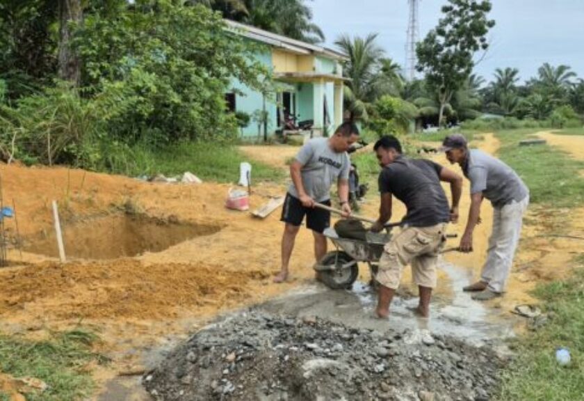 Satgas TMMD ke-130 Kodim 0209/Labuhanbatu Fokus Pengecoran Pondasi MCK demi Fasilitas yang Kokoh