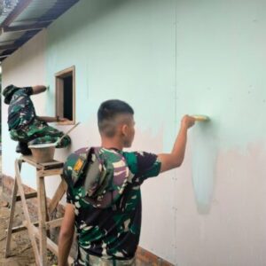Kuas Mulai Warnai Dinding Rumah Suroto, Satgas TMMD ke-130 Dekatkan Impian Hunian Layak