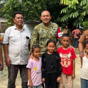 Pak Tentara, Foto, Pak!’ Momen Hangat Dansatgas TMMD ke-130 Bersama Anak-anak Aek Batu