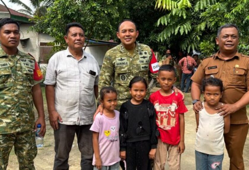 Pak Tentara, Foto, Pak!’ Momen Hangat Dansatgas TMMD ke-130 Bersama Anak-anak Aek Batu