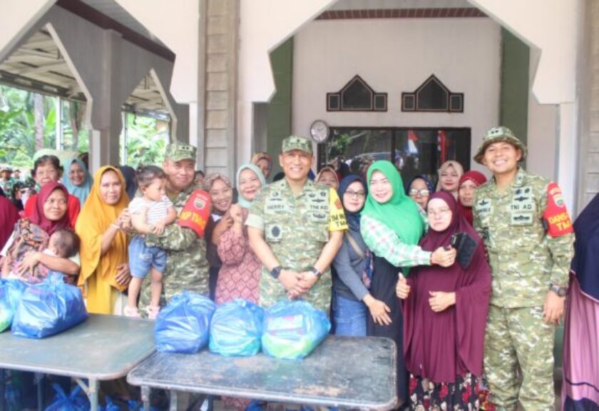 Tim Wasev Mabes TNI Bersama Dandim 0209/Labuhanbatu Dekatkan Diri dengan Warga Melalui Aksi Sosial dalam Rangka TMMD ke-130 di Labusel