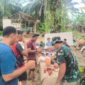 Hangatnya Kebersamaan Satgas TMMD ke-130 Kodim 0209/Labuhanbatu, Rehat Sejenak Sambil Menikmati Kopi di Lokasi Pembangunan Rumah Pak Suroto