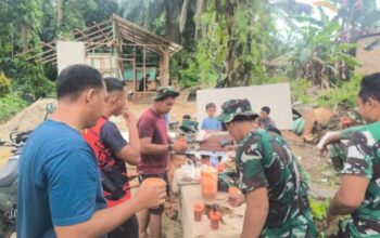 Hangatnya Kebersamaan Satgas TMMD ke-130 Kodim 0209/Labuhanbatu, Rehat Sejenak Sambil Menikmati Kopi di Lokasi Pembangunan Rumah Pak Suroto
