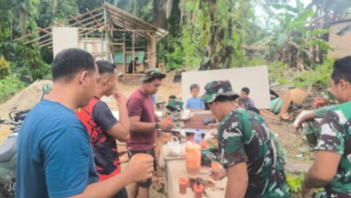 Hangatnya Kebersamaan Satgas TMMD ke-130 Kodim 0209/Labuhanbatu, Rehat Sejenak Sambil Menikmati Kopi di Lokasi Pembangunan Rumah Pak Suroto