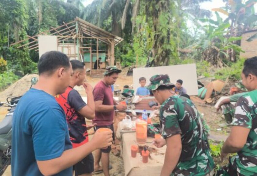Hangatnya Kebersamaan Satgas TMMD ke-130 Kodim 0209/Labuhanbatu, Rehat Sejenak Sambil Menikmati Kopi di Lokasi Pembangunan Rumah Pak Suroto