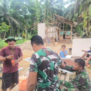 Penuh Keakraban, Satgas TMMD ke-130 Kodim 0209/Labuhanbatu Nikmati Rehat Bersama di Tengah Pembangunan Rumah Pak Suroto