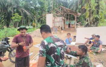 Penuh Keakraban, Satgas TMMD ke-130 Kodim 0209/Labuhanbatu Nikmati Rehat Bersama di Tengah Pembangunan Rumah Pak Suroto