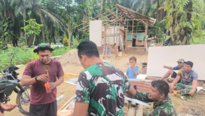 Penuh Keakraban, Satgas TMMD ke-130 Kodim 0209/Labuhanbatu Nikmati Rehat Bersama di Tengah Pembangunan Rumah Pak Suroto