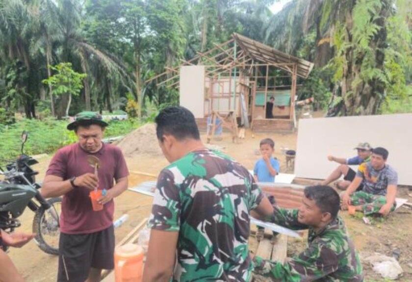 Penuh Keakraban, Satgas TMMD ke-130 Kodim 0209/Labuhanbatu Nikmati Rehat Bersama di Tengah Pembangunan Rumah Pak Suroto