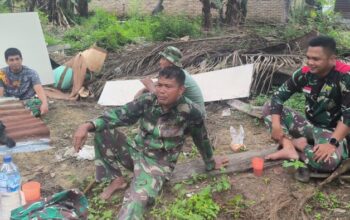 Kebersamaan dan Kekompakan Satgas TMMD ke-130 Kodim 0209/Labuhanbatu, Rehat Sejenak untuk Kembali Bersemangat Membangun Rumah Pak Suroto