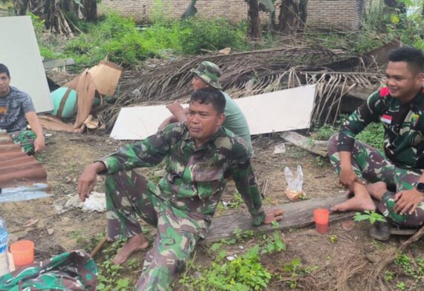 Kebersamaan dan Kekompakan Satgas TMMD ke-130 Kodim 0209/Labuhanbatu, Rehat Sejenak untuk Kembali Bersemangat Membangun Rumah Pak Suroto