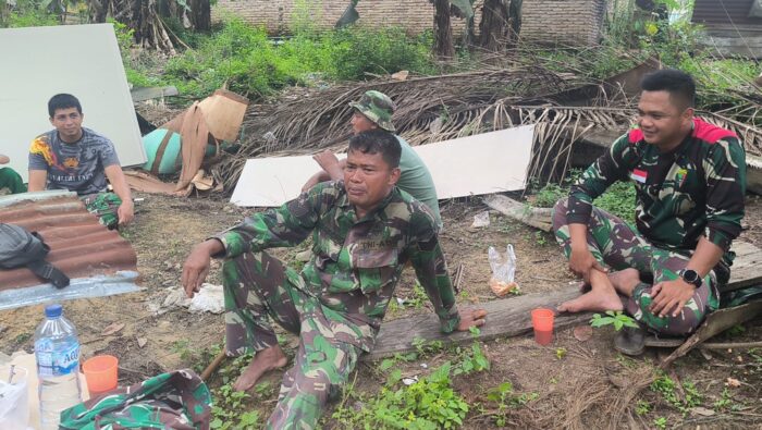 Kebersamaan dan Kekompakan Satgas TMMD ke-130 Kodim 0209/Labuhanbatu, Rehat Sejenak untuk Kembali Bersemangat Membangun Rumah Pak Suroto