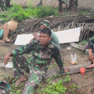 Penuh Keakraban, Satgas TMMD ke-130 Kodim 0209/LB Tetap Semangat Bangun Rumah Pak Suroto