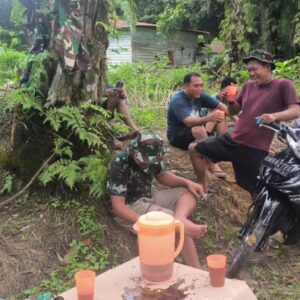 Secangkir Kopi dan Teh Manis, Hangatkan Kebersamaan Satgas TMMD ke-130 di Rumah Pak Suroto