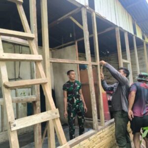 Satgas TMMD ke-130 Kodim 0209/Labuhanbatu Bersama Warga Percepat Pemasangan Dinding Rumah Ibu Heni Derita Tampubolon