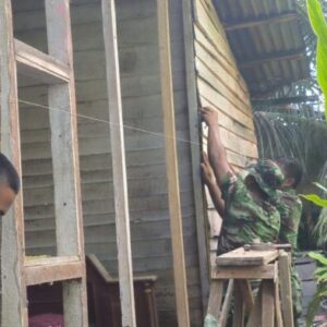 Satgas TMMD ke-130 Kodim 0209/Labuhanbatu Gotong Royong Perbaiki Dinding Rumah Ibu Heni, Wujudkan Hunian yang Lebih Layak