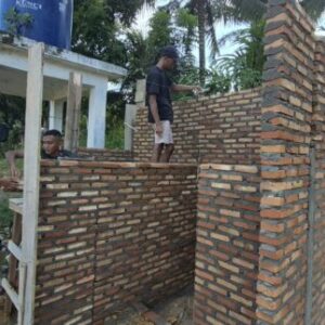 Penuh Semangat Gotong Royong, Satgas TMMD ke-130 Kodim 0209/Labuhanbatu Bersama Warga Bangun MCK di Desa Aek Batu