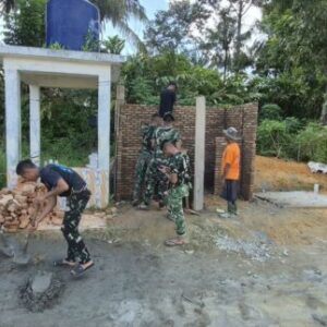 Satgas TMMD ke-130 Kodim 0209/Labuhanbatu Bersama Warga Gotong Royong Bangun MCK di Desa Aek Batu