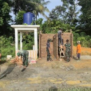 Satgas TMMD ke-130 Kodim 0209/Labuhanbatu Bersama Warga Gotong Royong Bangun MCK di Aek Batu