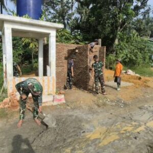 Gotong Royong Satgas TMMD ke-130 Kodim 0209/Labuhanbatu, Pembangunan MCK untuk Warga Aek Batu Terus Dikebut