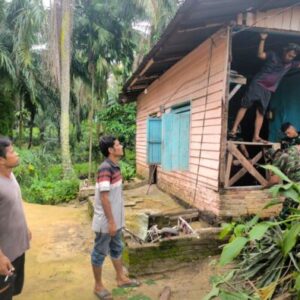 Satgas TMMD ke-130 Kodim 0209/Labuhanbatu Gotong Royong Bongkar Rumah RTLH, Wujudkan Harapan Baru bagi Warga Aek Batu